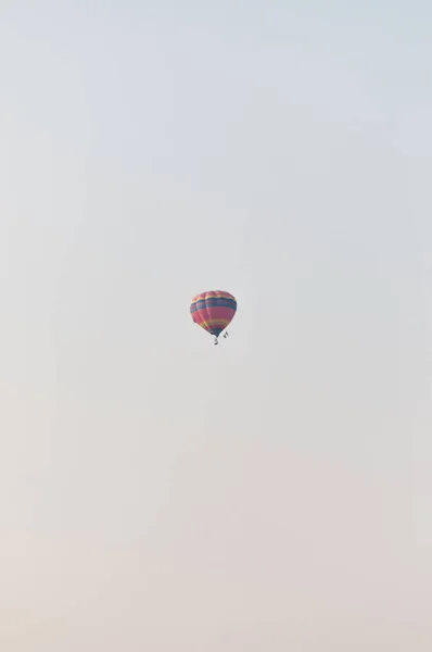 Ballon dans le ciel. (ciel pas lumineux et ciel nuageux ) — Photo