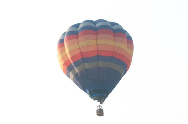 Воздушный шар в небе. (небо не светло и облачно ) — стоковое фото