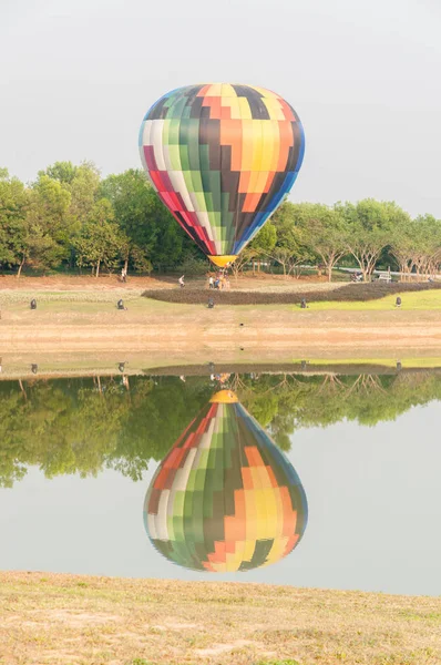 气球漂浮在了水里 — 图库照片