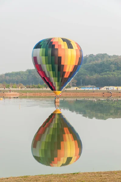 Balonlar float wate üzerinde — Stok fotoğraf