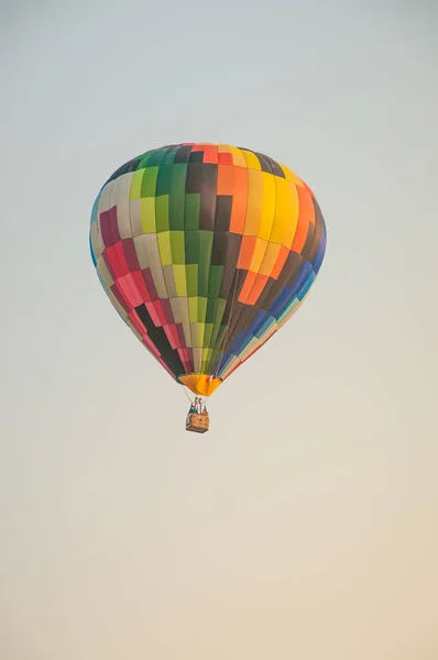 Ballon dans le ciel. (ciel pas lumineux et ciel nuageux ) — Photo