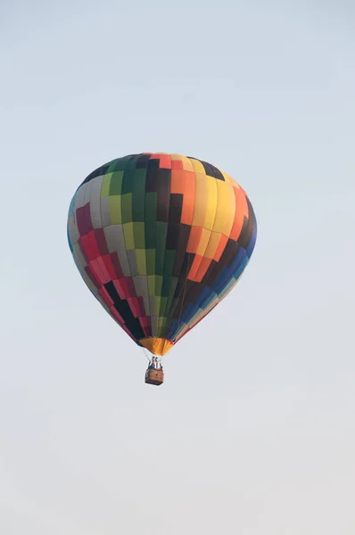 Ballon dans le ciel. (ciel pas lumineux et ciel nuageux ) — Photo