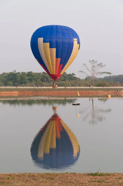 Balonlar float wate üzerinde — Stok fotoğraf
