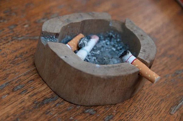 Slechte verslaving. asbak en sigaretten close-up. — Stockfoto