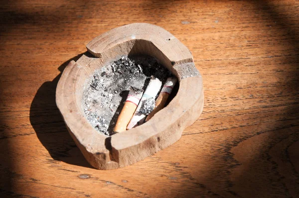 Mala adicción. Cenicero y cigarrillos de cerca . — Foto de Stock