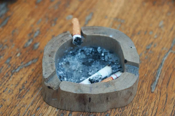 不良嗜好。烟灰缸和香烟的特写. — 图库照片