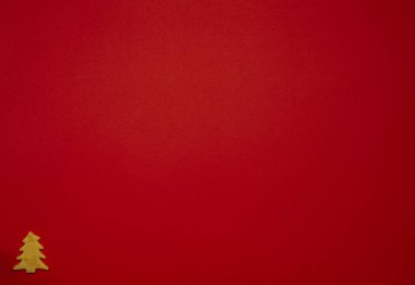 Noel kurabiyesi kırmızı arka planda köşede.