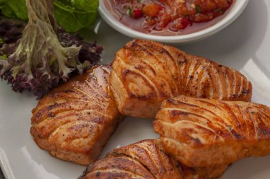 Bu sıcak bir tabak ızgara kırmızı balık ve domates sosu..