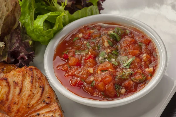 Det Här Varm Rätt Med Grillad Röd Fisk Och Tomatsås — Stockfoto