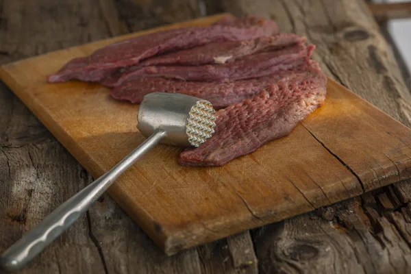 Sığır pirzolası ahşap bir arka planda.