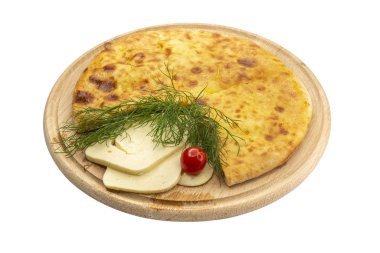 Bu peynirli pasta ahşap bir arka planda.