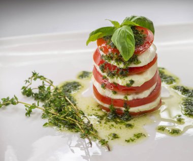 Bu peynirli domates, kekik, zeytinyağı ve fesleğen.