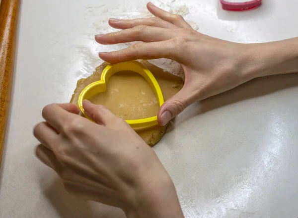 Kobiece Ręce Wyciąć Serce Ciasta Ciasteczkowego — Zdjęcie stockowe