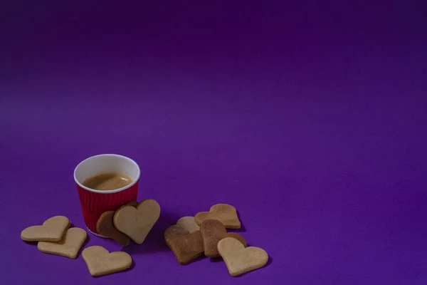 Bir sürü kalp kurabiyesi ve bir fincan kahve.
