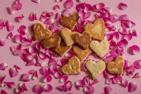 Las Galletas San Valentín Están Pétalos Rosa Sobre Fondo Rosa —  Fotos de Stock