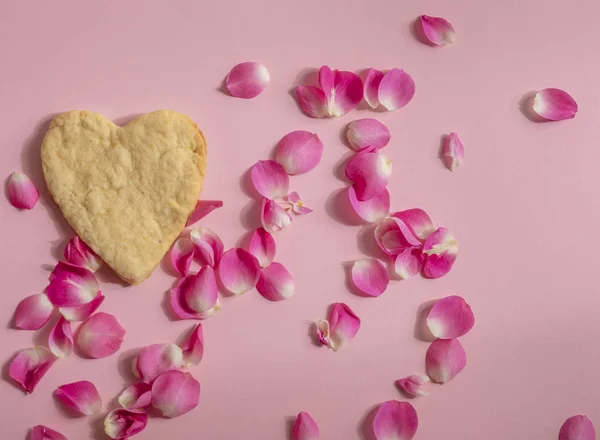 ハートとバラの花びらはピンクの背景にあります バレンタインデーのグリーティングカード — ストック写真