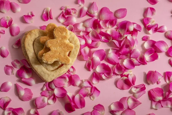 Par Amantes Estão Coração Feito Biscoitos Pétalas Rosa Fundo Rosa — Fotografia de Stock