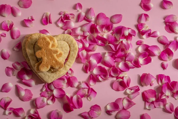 Paio Amanti Sono Cuore Fatto Biscotti Petali Rosa Sfondo Rosa — Foto Stock