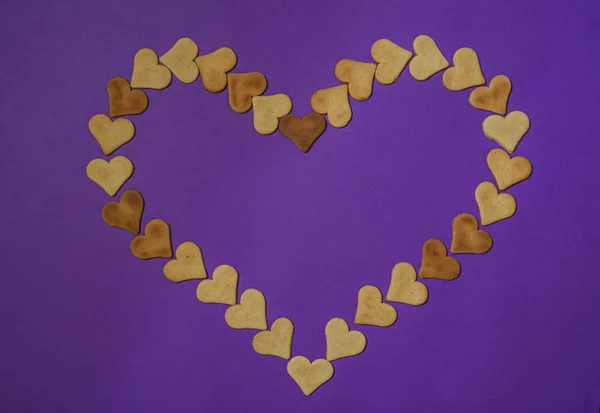 Corazón Hecho Galletas Sobre Fondo Morado —  Fotos de Stock