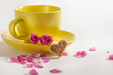 Sevgililer Günü için bir bardak çay ve bir kalp.