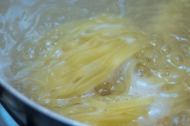 Spagetti suda kaynatılır..