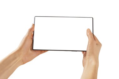 Kadın ellerinde boş ekranlı bir tablet var. Tablet yatay olarak kadınların elinde beyaz bir zemin üzerinde..