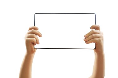Bu eller beyaz arkaplanda boş bir tablet tutuyor..