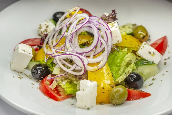 Egy Saláta Fetával Kétféle Olajbogyóval Hagymával — Stock Fotó
