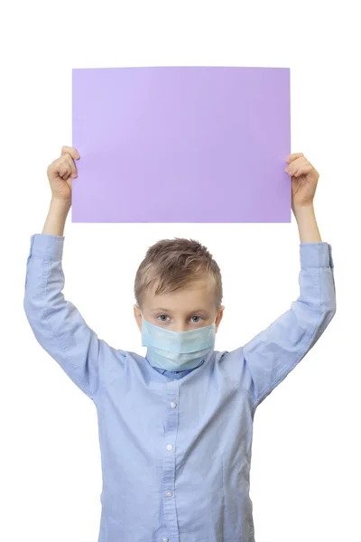 Ein Junge Mit Medizinischer Maske Und Einem Poster Der Hand — Stockfoto