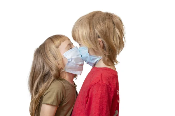 Een Jongen Een Meisje Met Medische Maskers Raken Hun Neus — Stockfoto