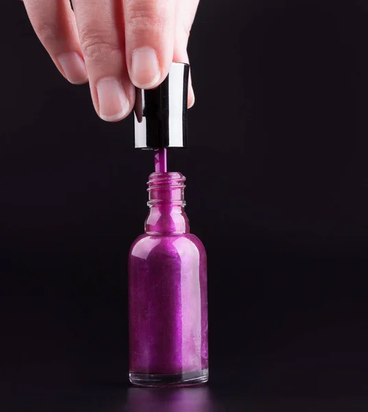 Botella de esmalte de uñas morado — Foto de Stock