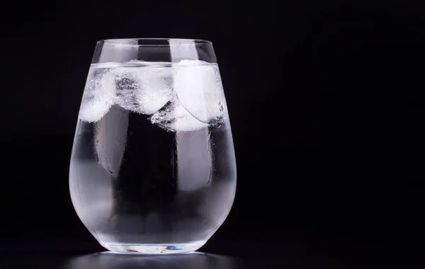 Vidro de água com cubos de gelo — Fotografia de Stock