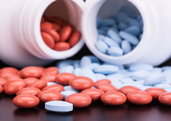 Burk med tabletter medecin — Stockfoto