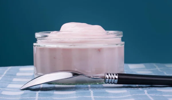 Strawberry yogurt in glass bowl — Stock Photo, Image