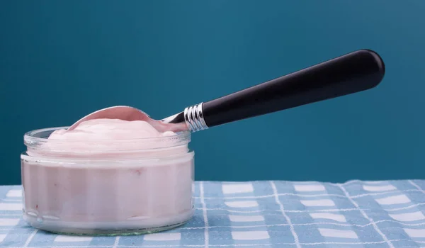 Strawberry yogurt in glass bowl — Stock Photo, Image