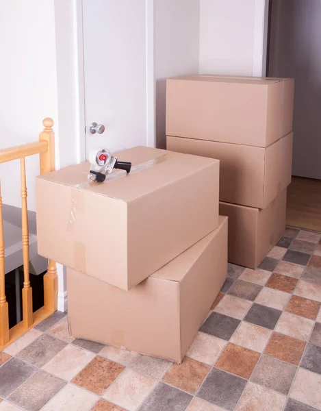 Empilement de boîte de déménagement dans une maison — Photo