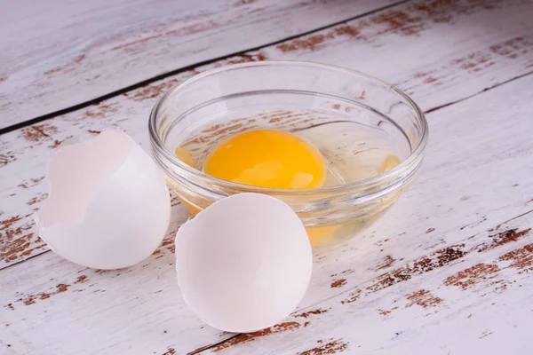 Taze çiğ beyaz yumurta — Stok fotoğraf