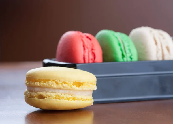 Nahaufnahme auf bunten Macarons-Kuchen auf Plastiktablett Stockfoto