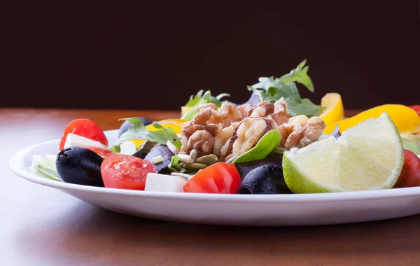 신선하고 건강에 좋은 야채 샐러드를 접시에 담고 스톡 사진