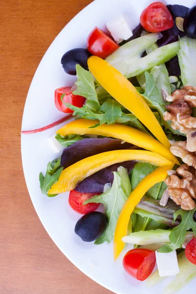 신선하고 건강에 좋은 야채 샐러드를 접시에 담고 로열티 프리 스톡 이미지