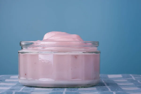 Strawberry yogurt in glass bowl — Stock Photo, Image