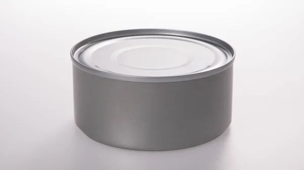 Lata de aluminio sin etiqueta aislada en blanco —  Fotos de Stock