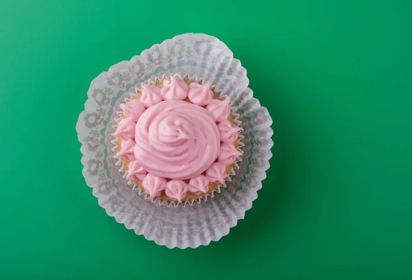 Köstliche Süße Vanille Cupcake Mit Rosa Puderzucker Grüner Hintergrund — Stockfoto