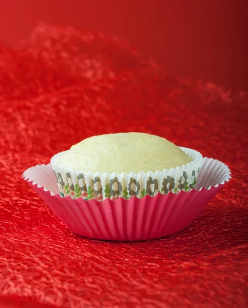 Vanille-Cupcake ohne Sahnehäubchen auf schöner Papierform lizenzfreie Stockbilder