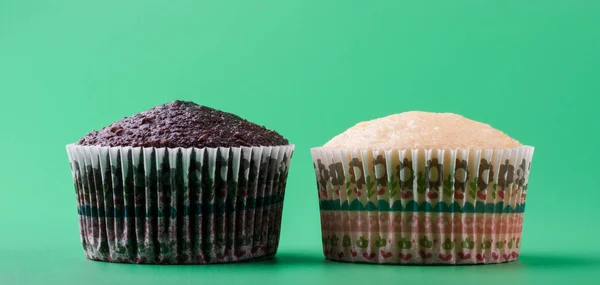 Köstliche Süße Vanille Und Schokolade Cupcake Grüner Hintergrund Stockbild