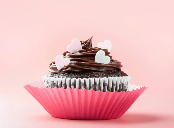 Schöne Schokolade Valentin Cupcake mit Herzen — Stockfoto