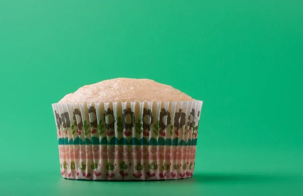 没有糖霜的美味甜蛋糕 绿色背景 图库图片