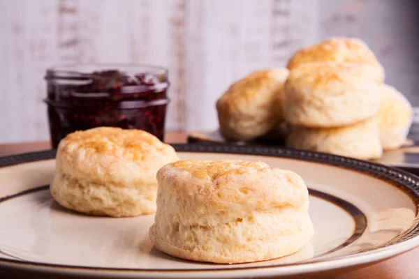 Homemade English scones for four o'clock tea in a plate — Stock Photo, Image