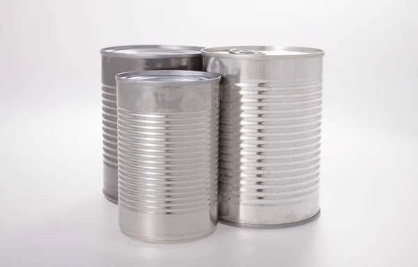 Comida de alumínio pode sem etiqueta isolada no branco — Fotografia de Stock