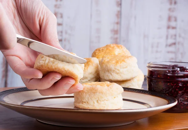 Hausgemachte englische Scones für Vier-Uhr-Tee im Teller lizenzfreie Stockfotos